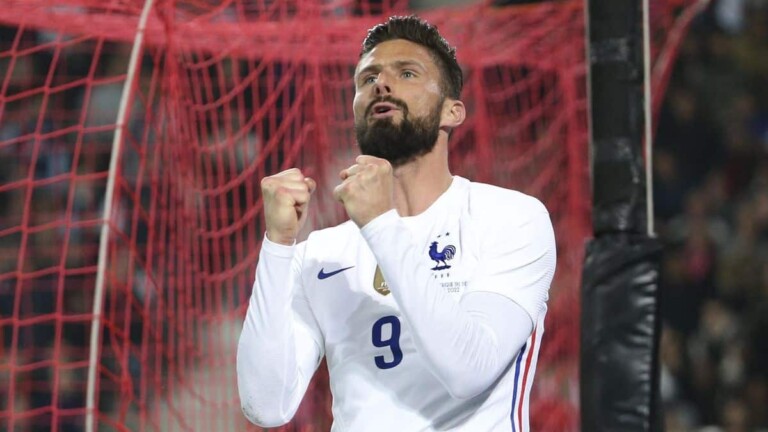 Olivier Giroud avec le maillot de la France