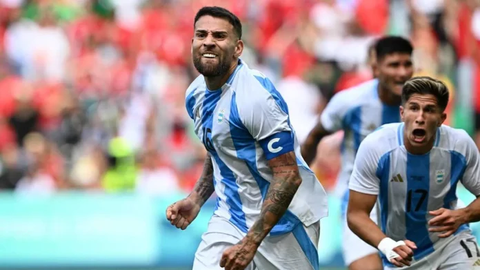 Nicolas Otamendi et les Argentins cÃ©lÃ¨brent leur victoire face Ã  lâ€™Irak pour leur deuxiÃ¨me match du Groupe B. | PHOTO : ARNAUD FINISTRE / AFP