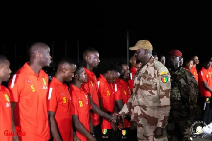 Le prÃ©sident guinÃ©en Mamadi Doumbouya fÃ©licite les joueurs du Syli national